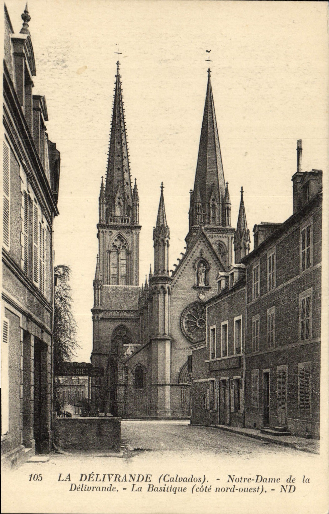 CPA La Delivrande Notre Dame de La Delivrande la Basilique cote nod ouest