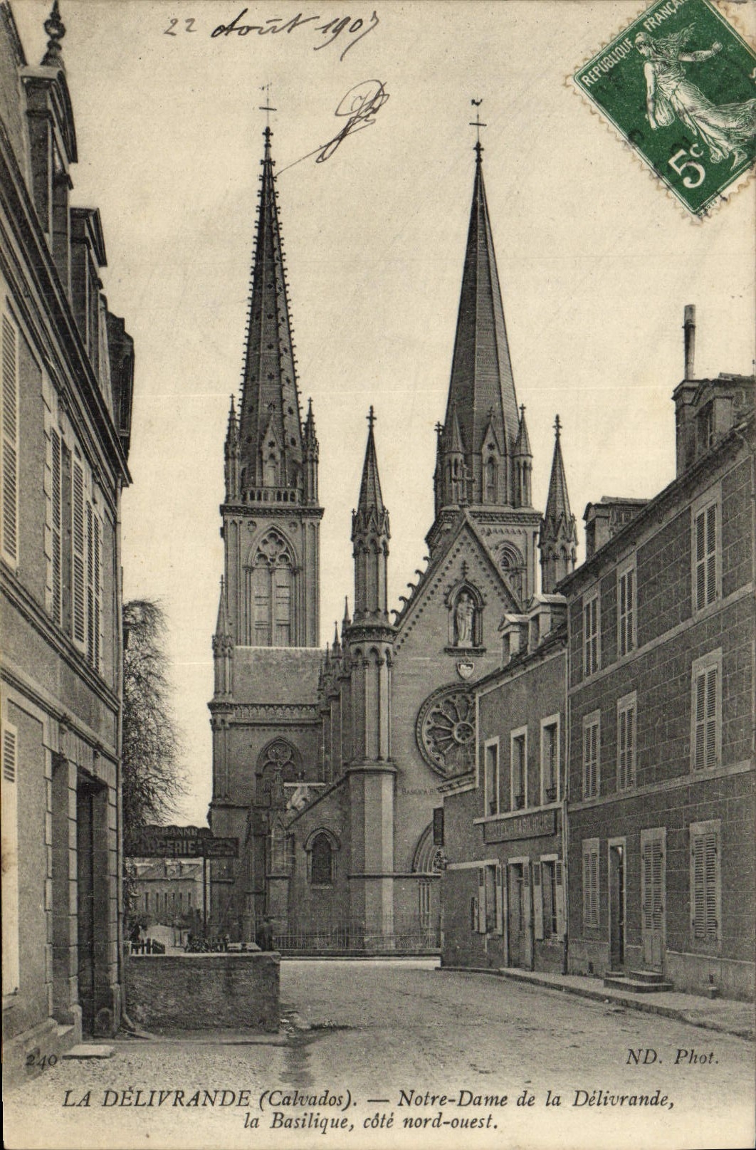 CPA La Delivrande Notre Dame de La Delivrande la Basilique 