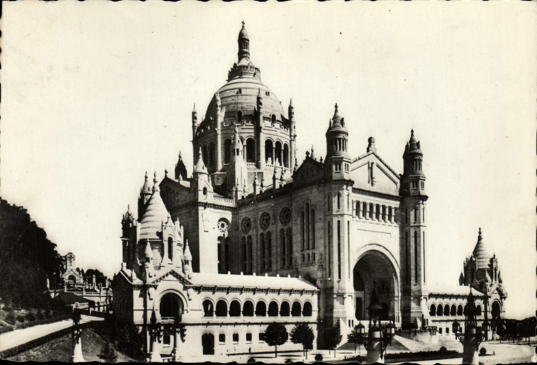 CPM La Basilique de Lisieux vue d'ensemble