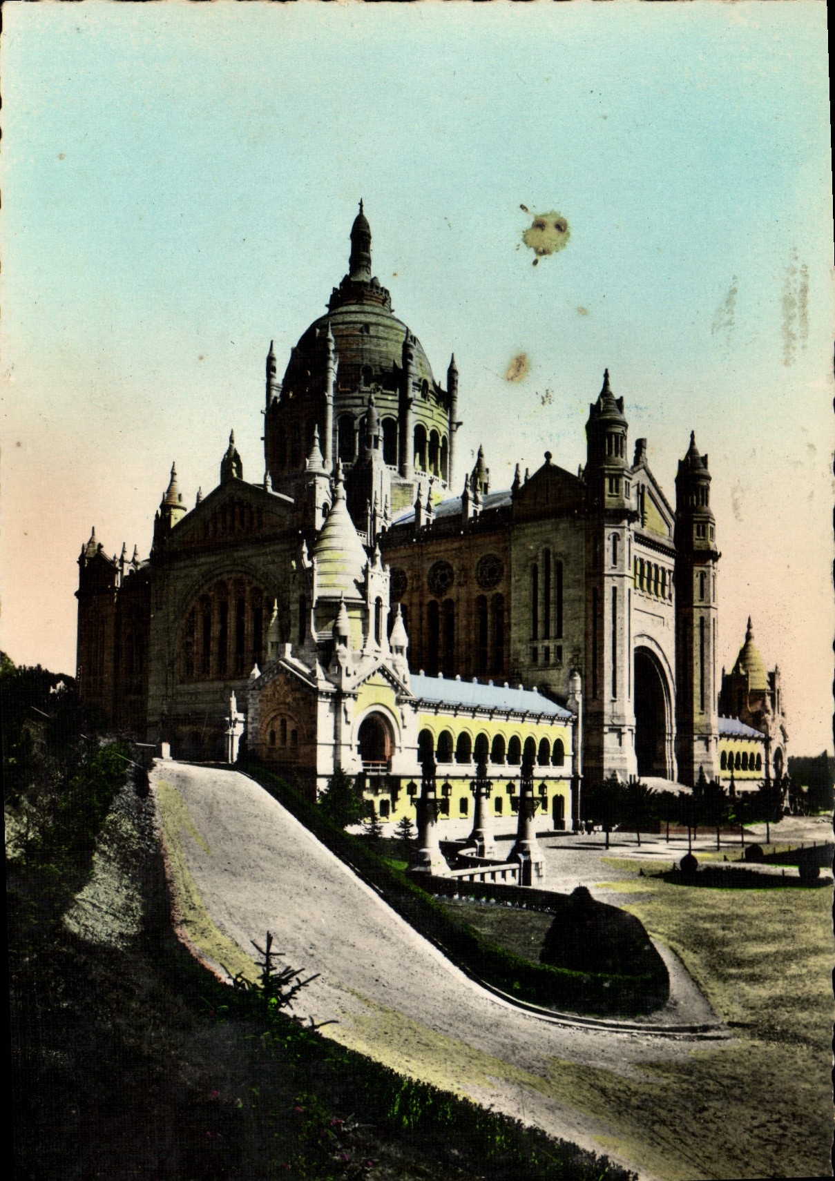 CPM La basilique de lisieux perspective de l'entree du parvis