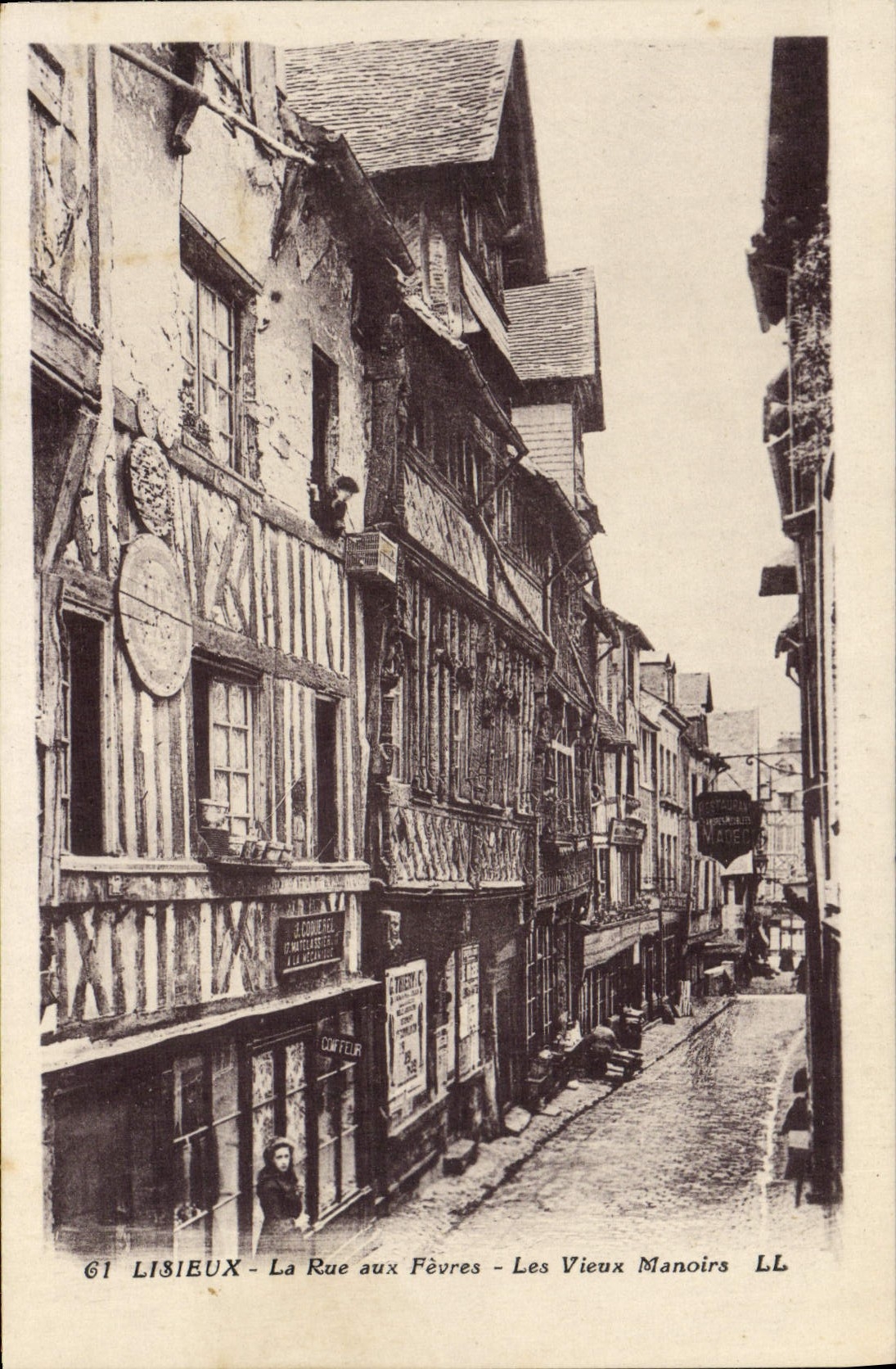 CPA Lisieux La rue aux fevres les vieux manoirs