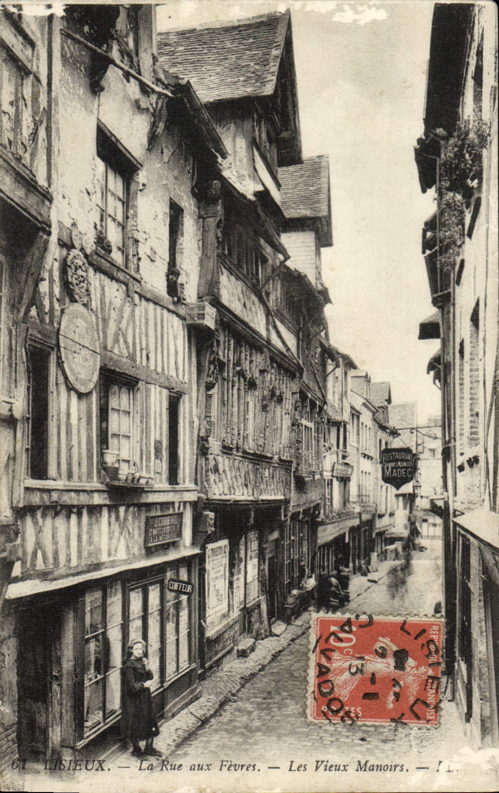 CPA Lisieux La rue aux fevres les vieux manoirs
