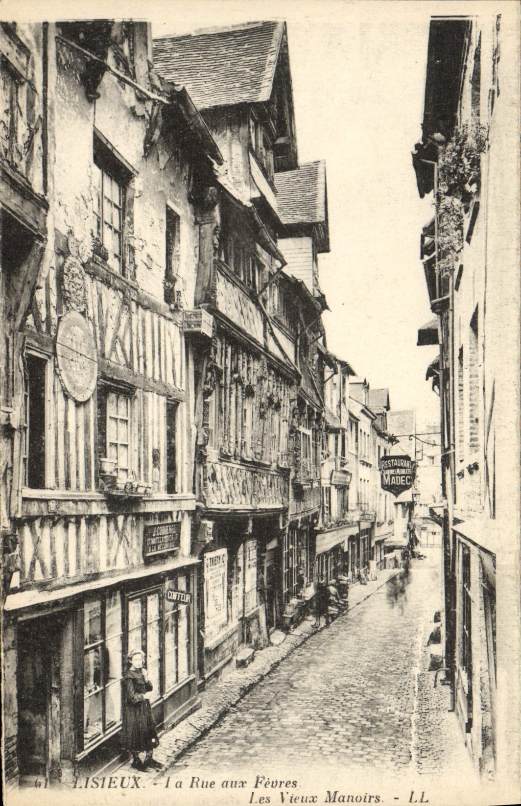 CPA Lisieux La rue aux fevres les vieux manoirs