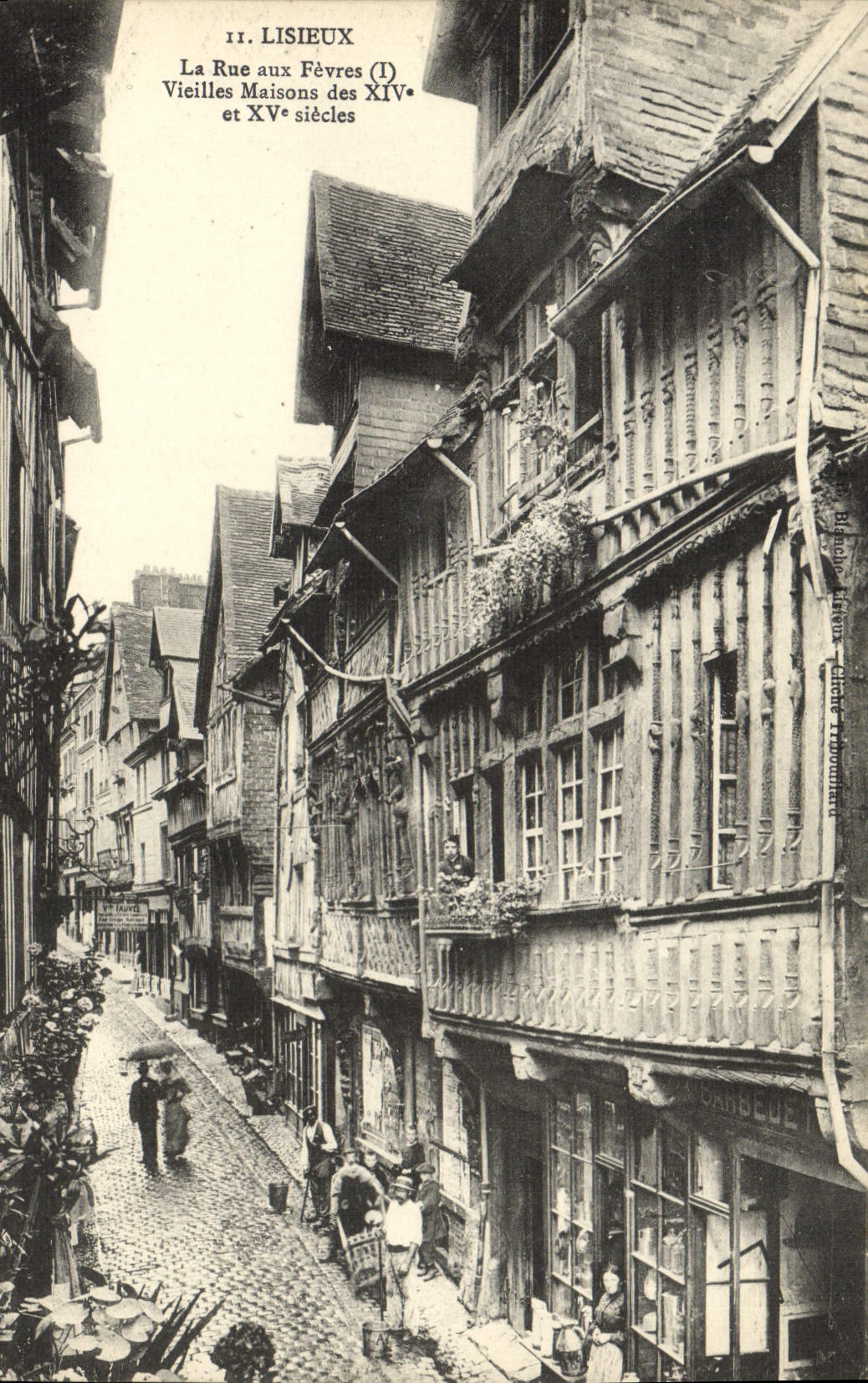 CPA Lisieux La rue aux fevres Vieilles maisons 