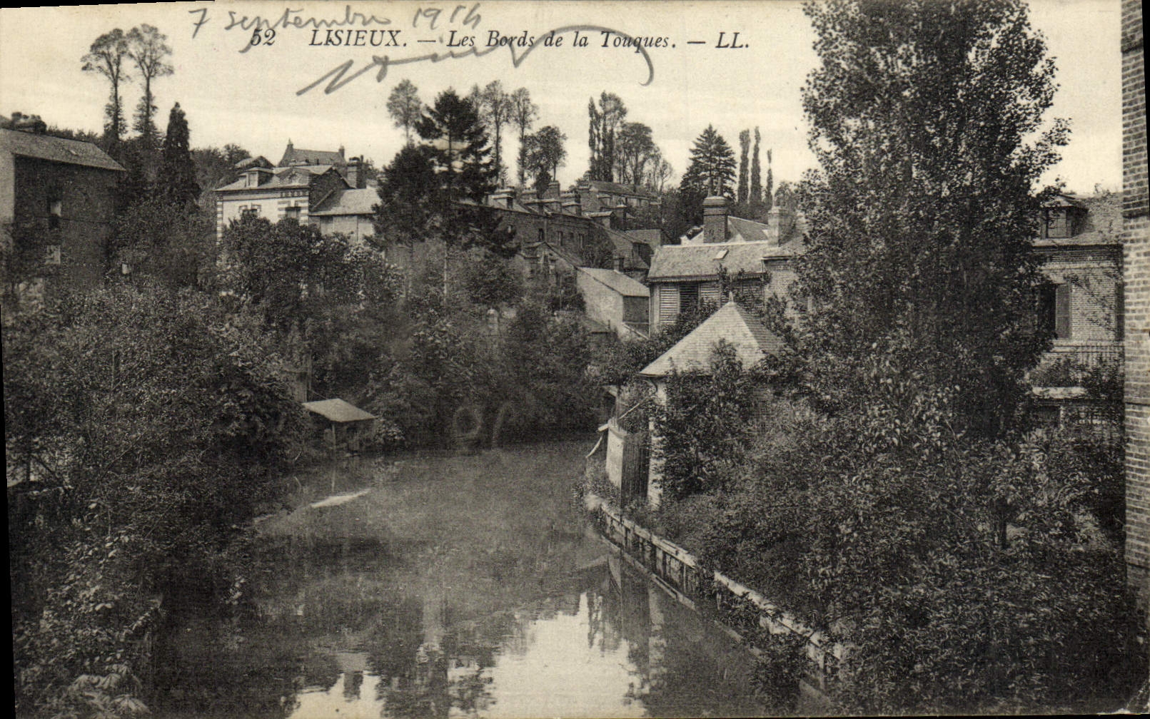 CPA Lisieux Les bords de la touques 
