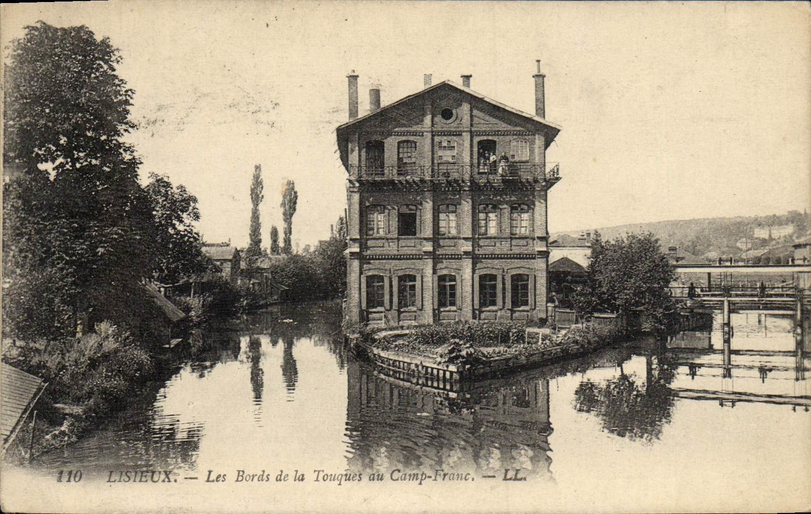 CPA Lisieux Les bords de la touques au camp Franc