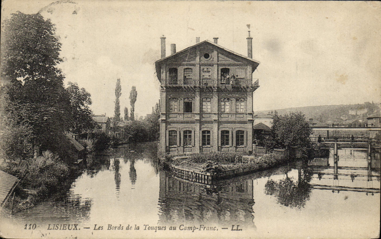 CPA Lisieux Les bords de la touques au camp Franc