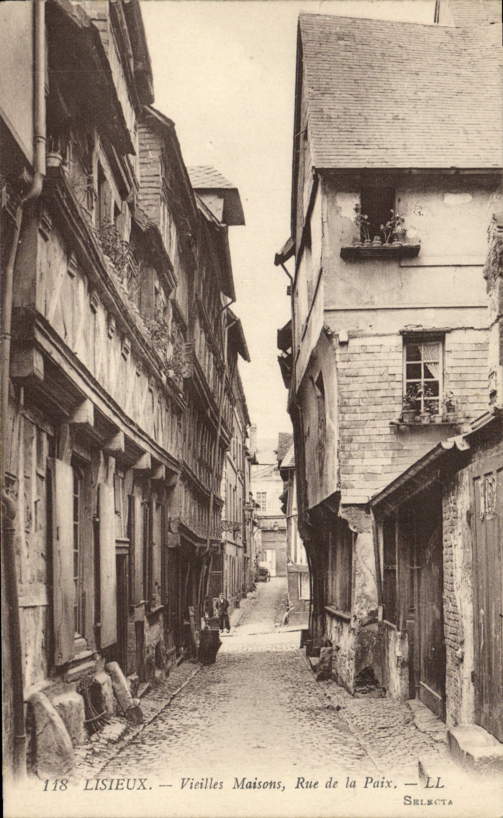 CPA Lisieux vieilles maisons rue de la paix