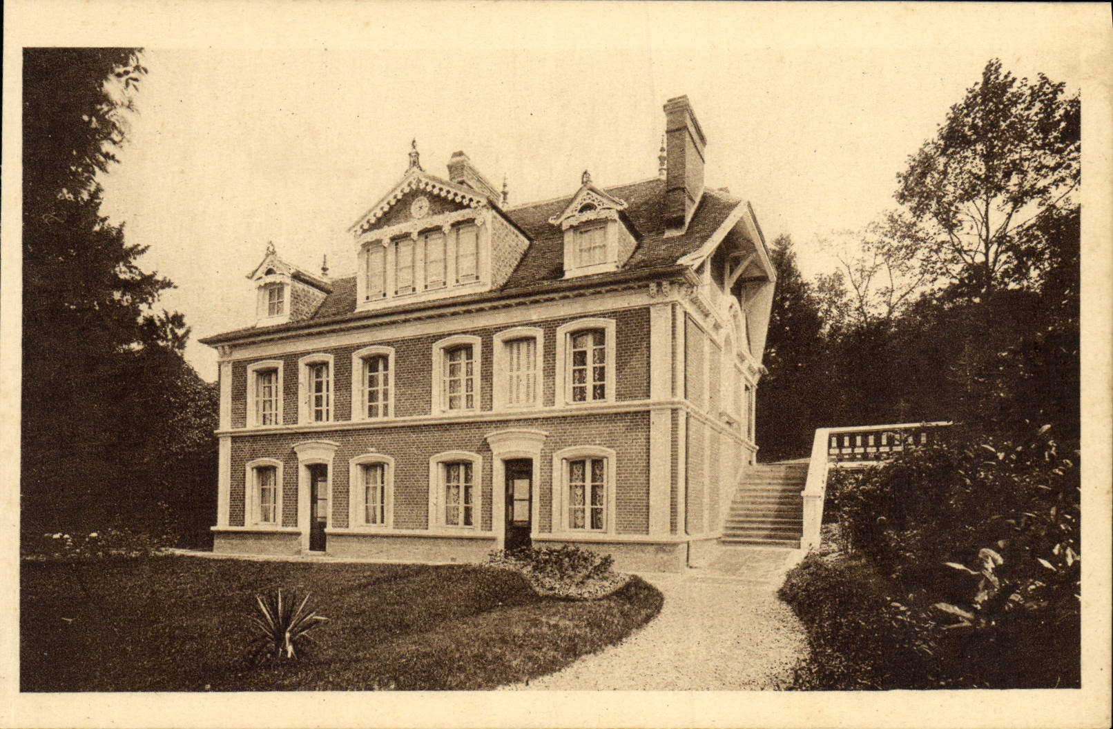 CPA Les Buissonnets Facade et terrasse