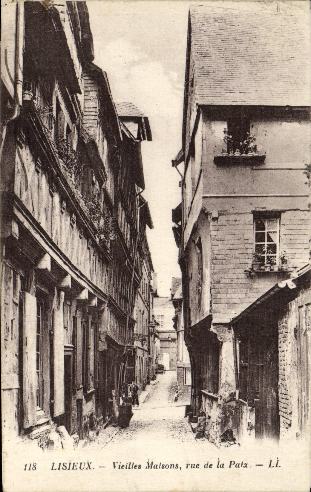CPA Lisieux Vieilles maisons rue de la paix