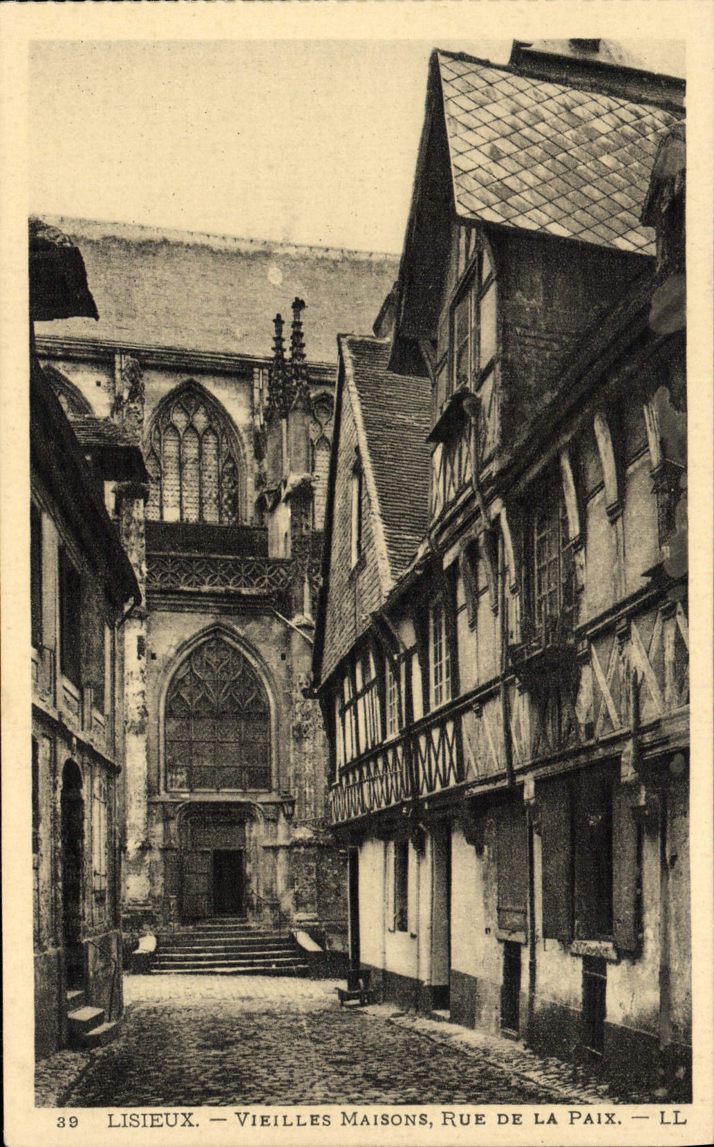 CPA Lisieux Vieilles maisons rue de la paix