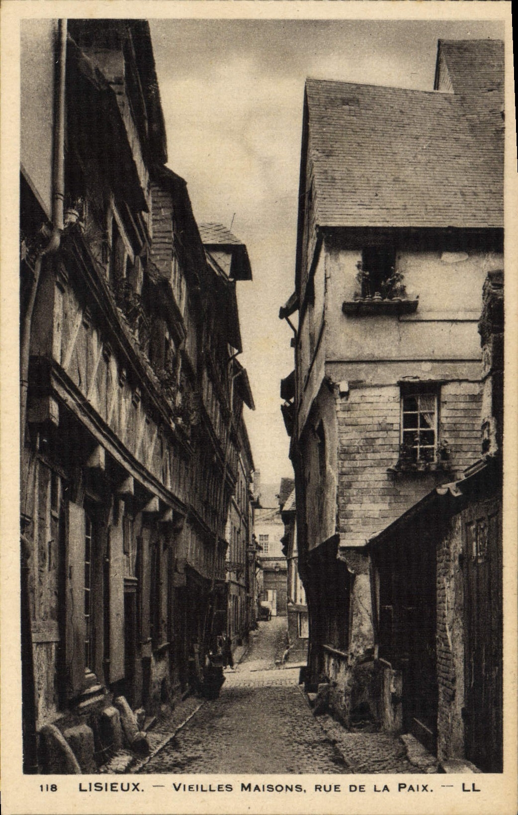 CPA Lisieux Vieilles maisons rue de la paix