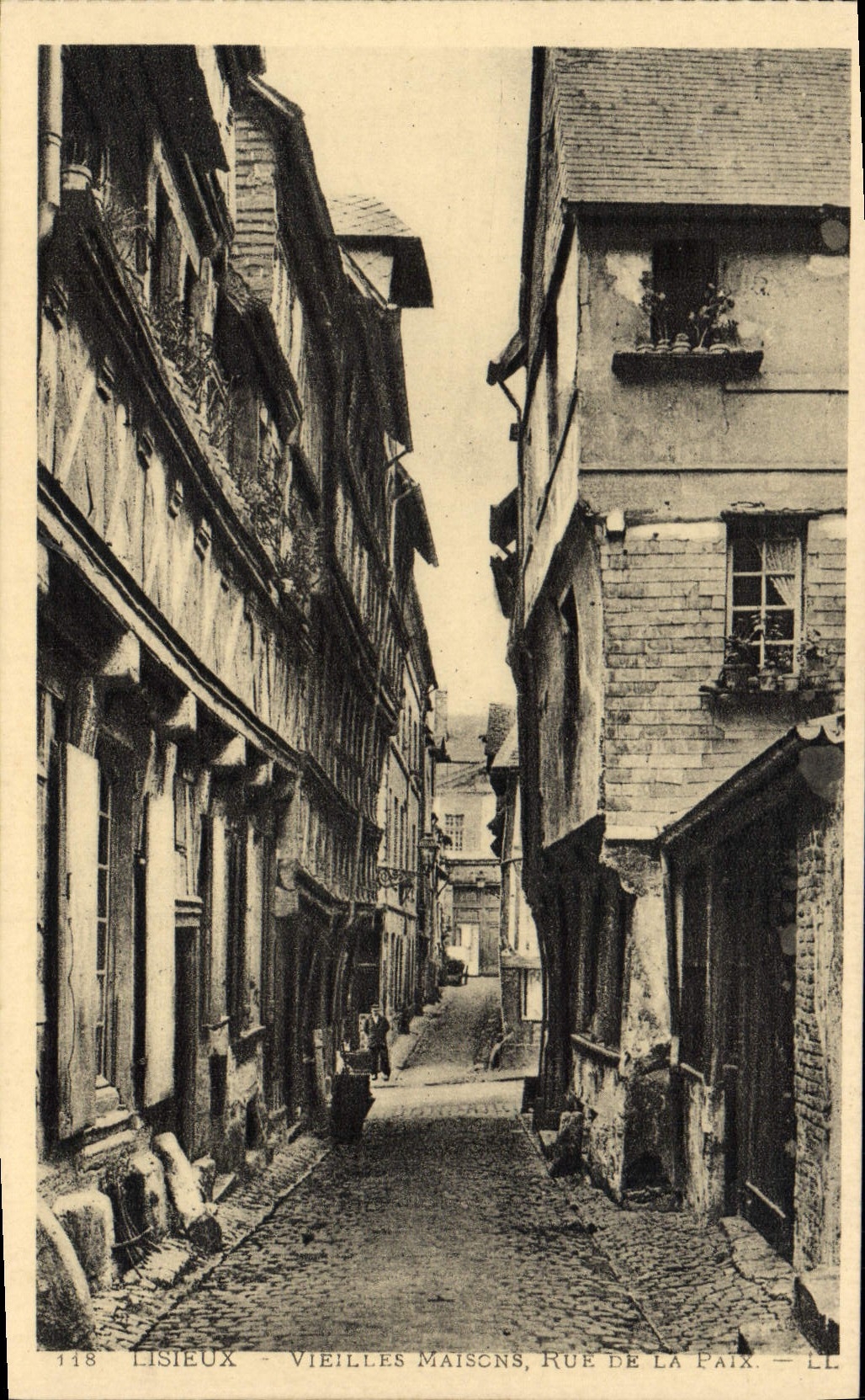 CPA Lisieux vieilles maisons rue de la paix