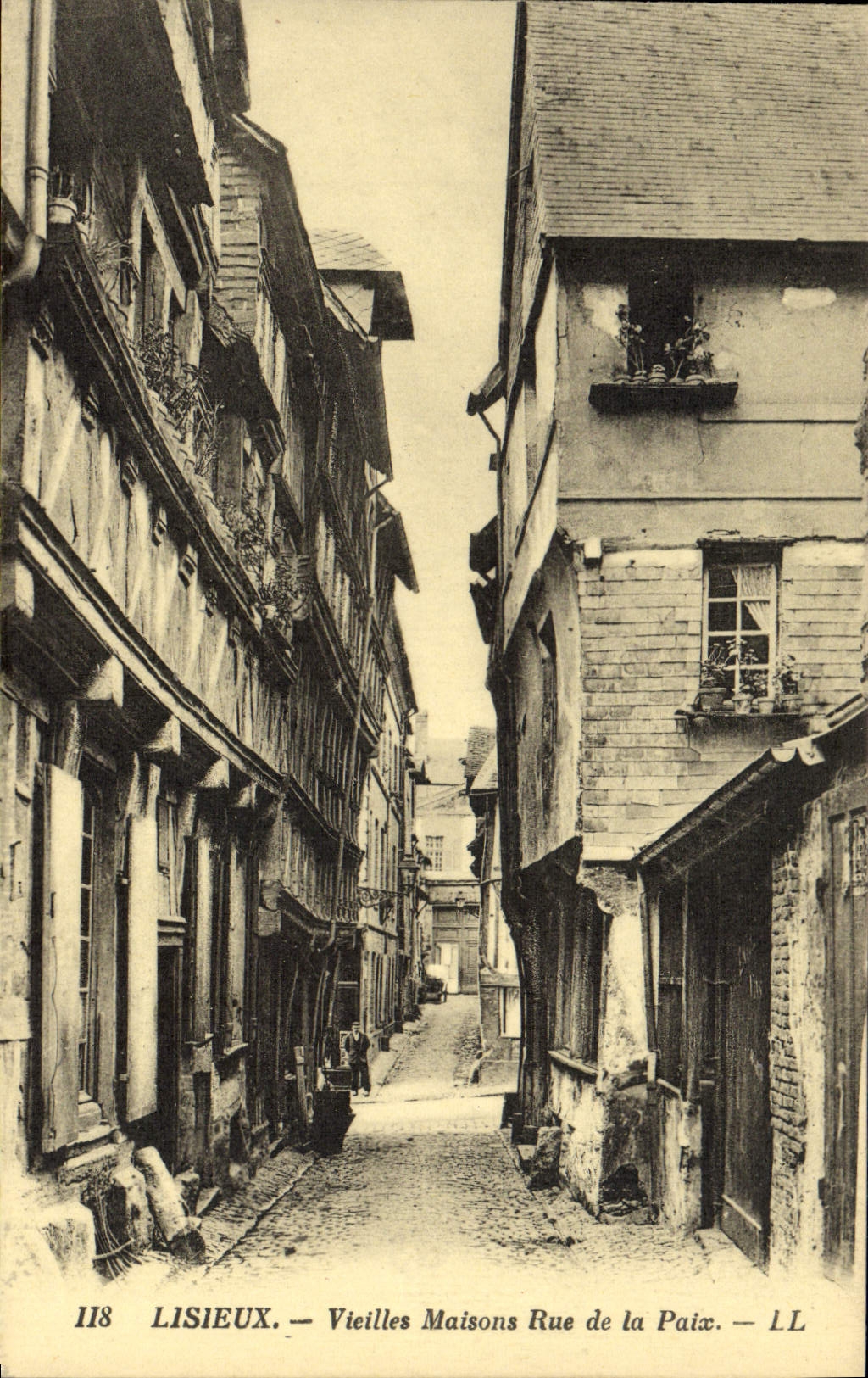 CPA Lisieux Vieilles maisons rue de la paix