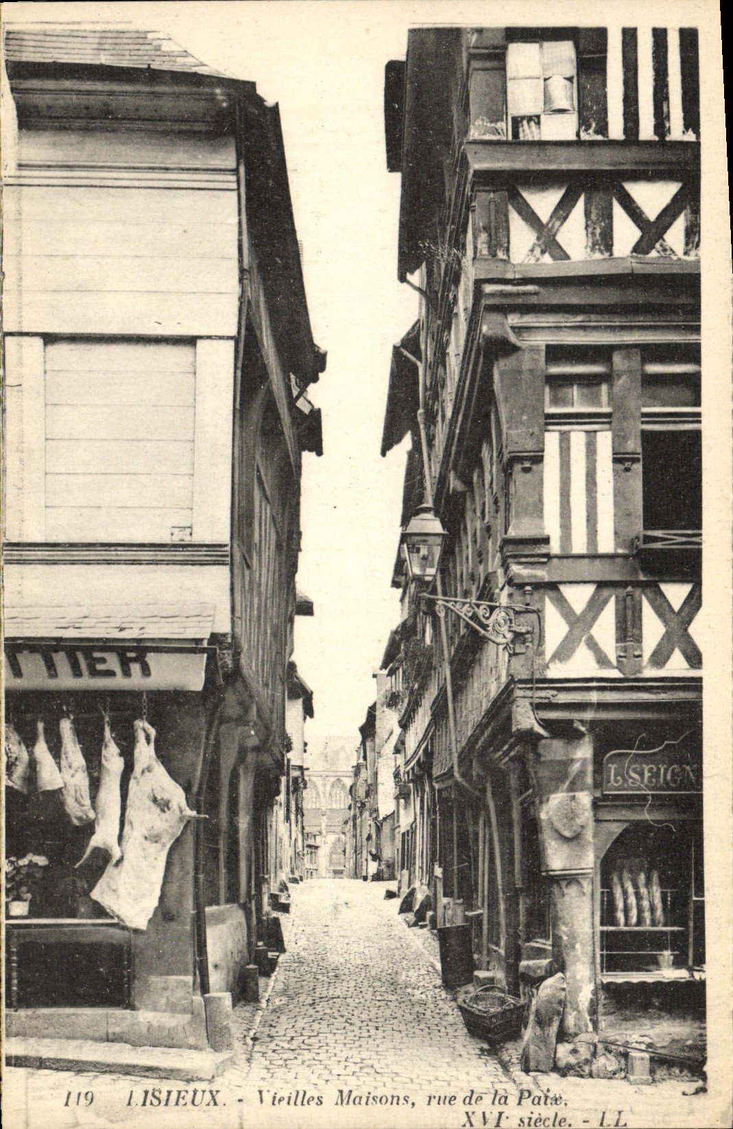 CPA Lisieux Vieilles maisons rue de la paix Boucher