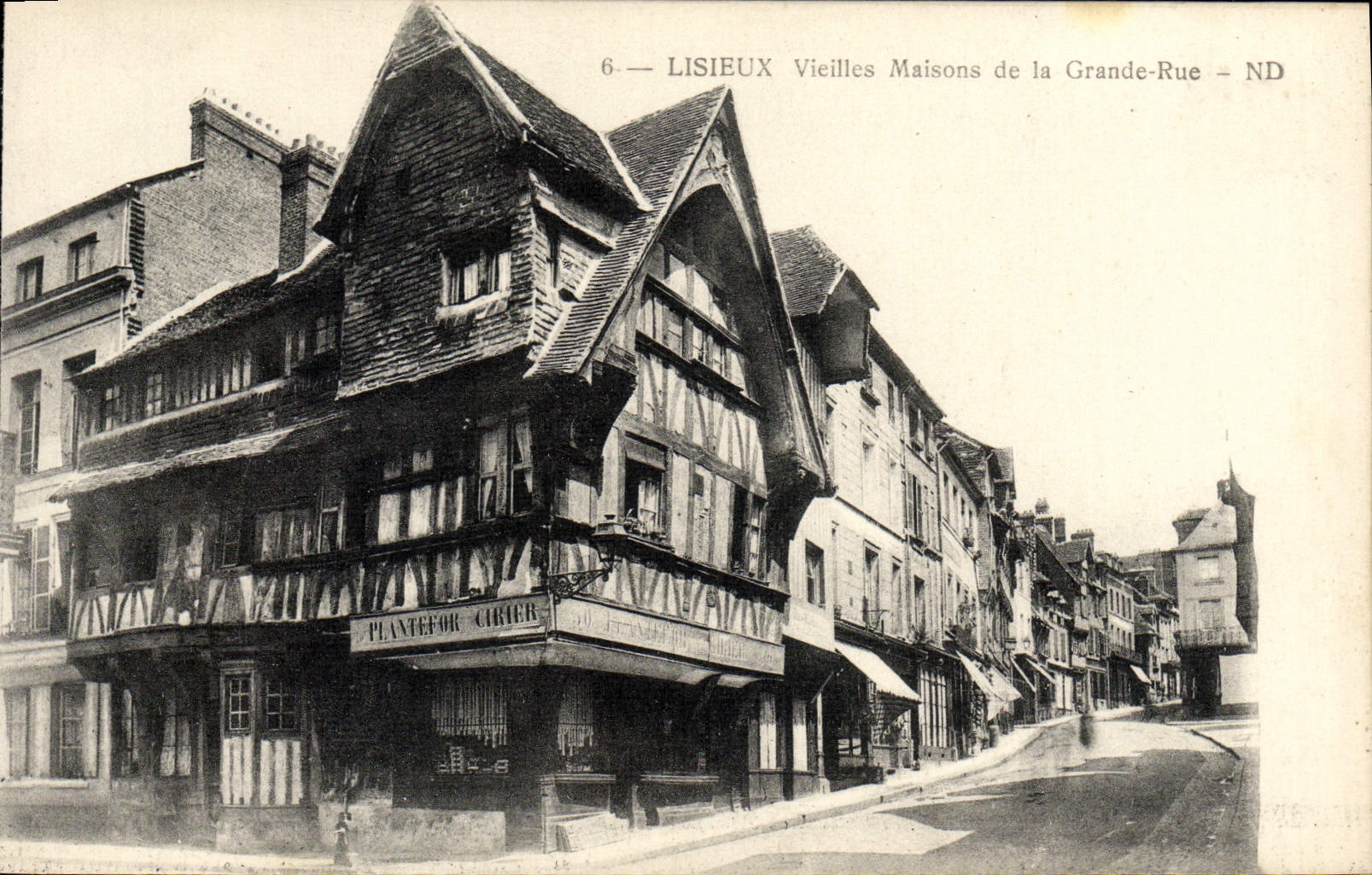 CPA Lisieux Vieilles maisons de la grande rue