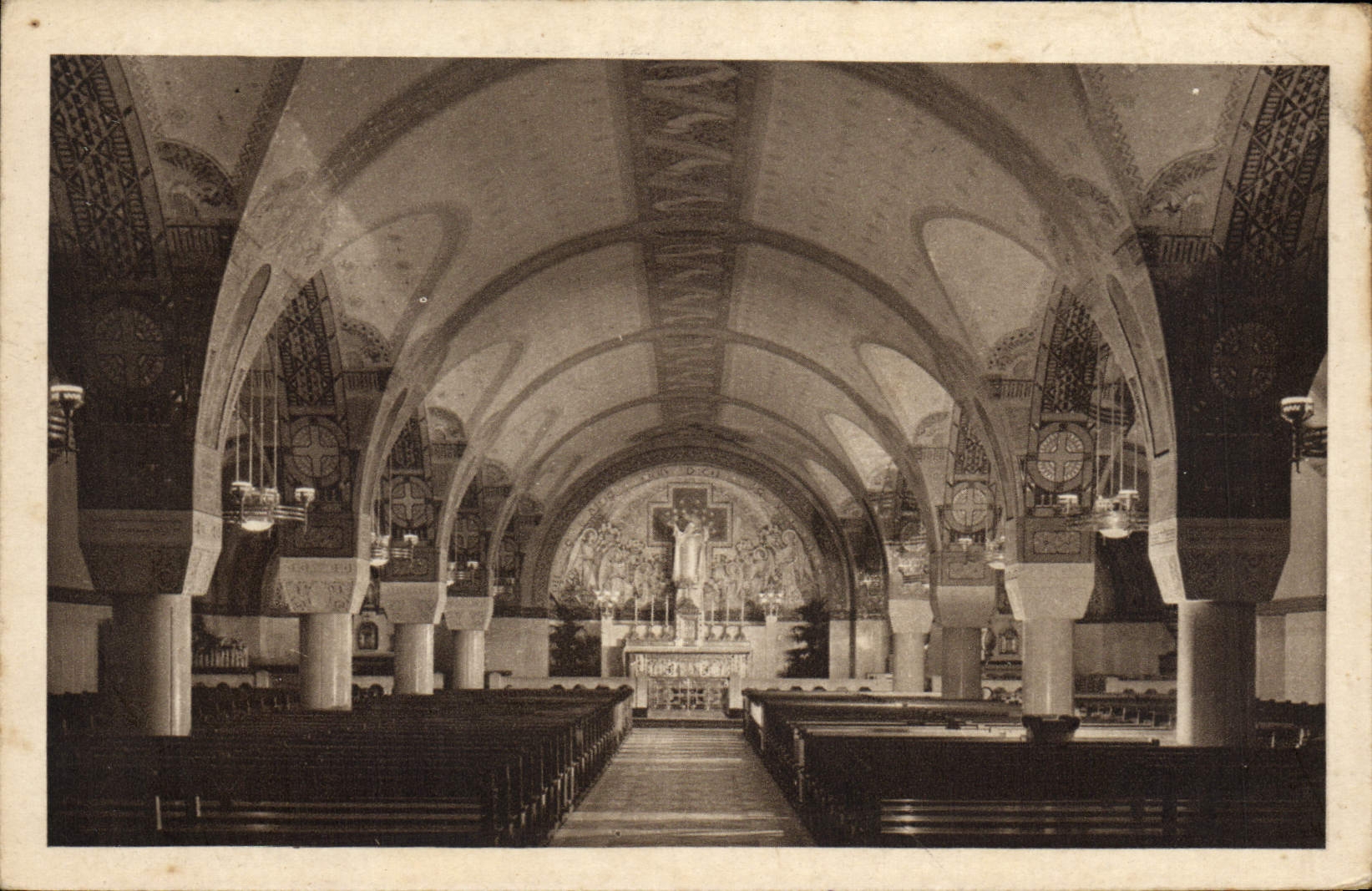 CPA La Basilique de Lisieux La crypte Vue generale