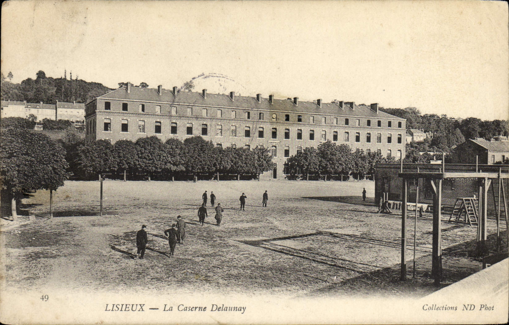 CPA Lisieux La Caserne Delaunay Militaria