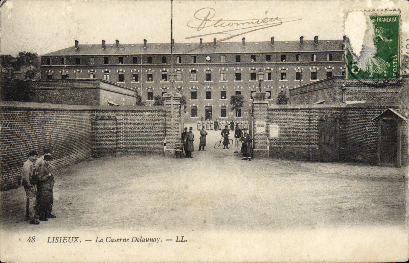 CPA Lisieux La Caserne Delaunay Militaria 
