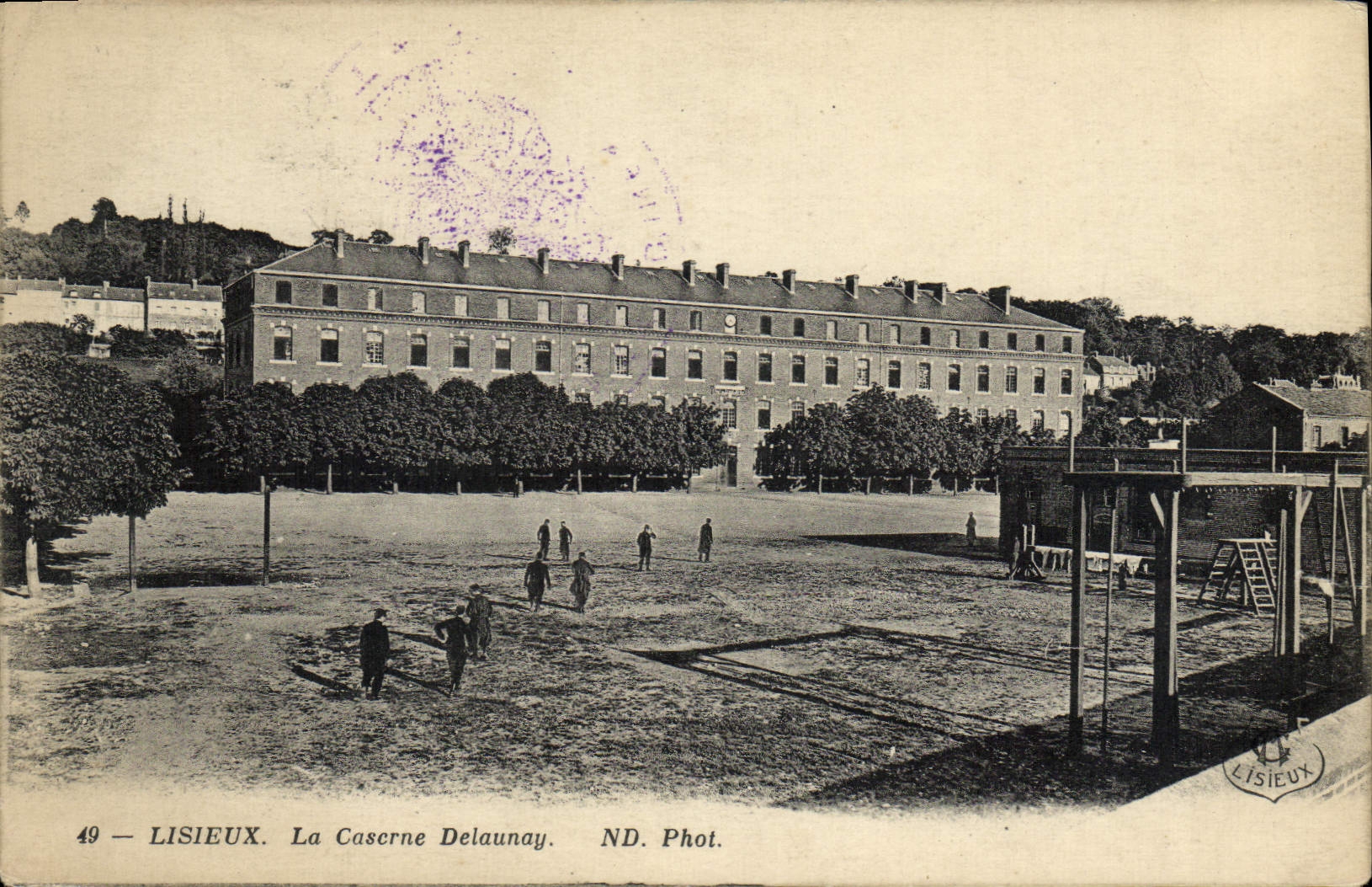 CPA Lisieux La Caserne Delaunay Militaria