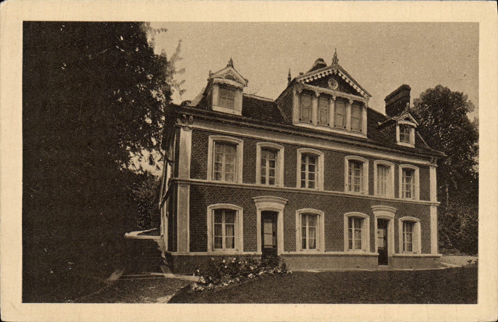 CPA Lisieux Les Buissonnets Facade d'entree