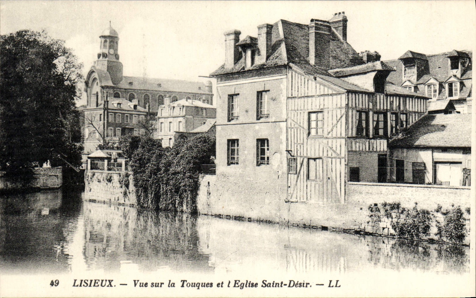 CPA Lisieux Vue sur la touques et l'eglise saint desir
