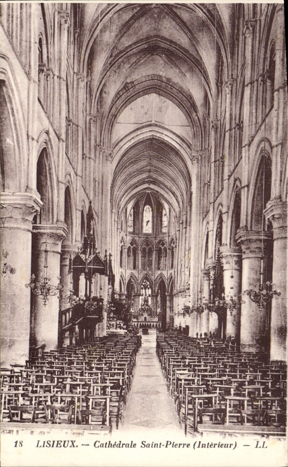 El santo de la catedral de Lisieux de la POSTAL de la VENDIMIA afila con piedra Interieur