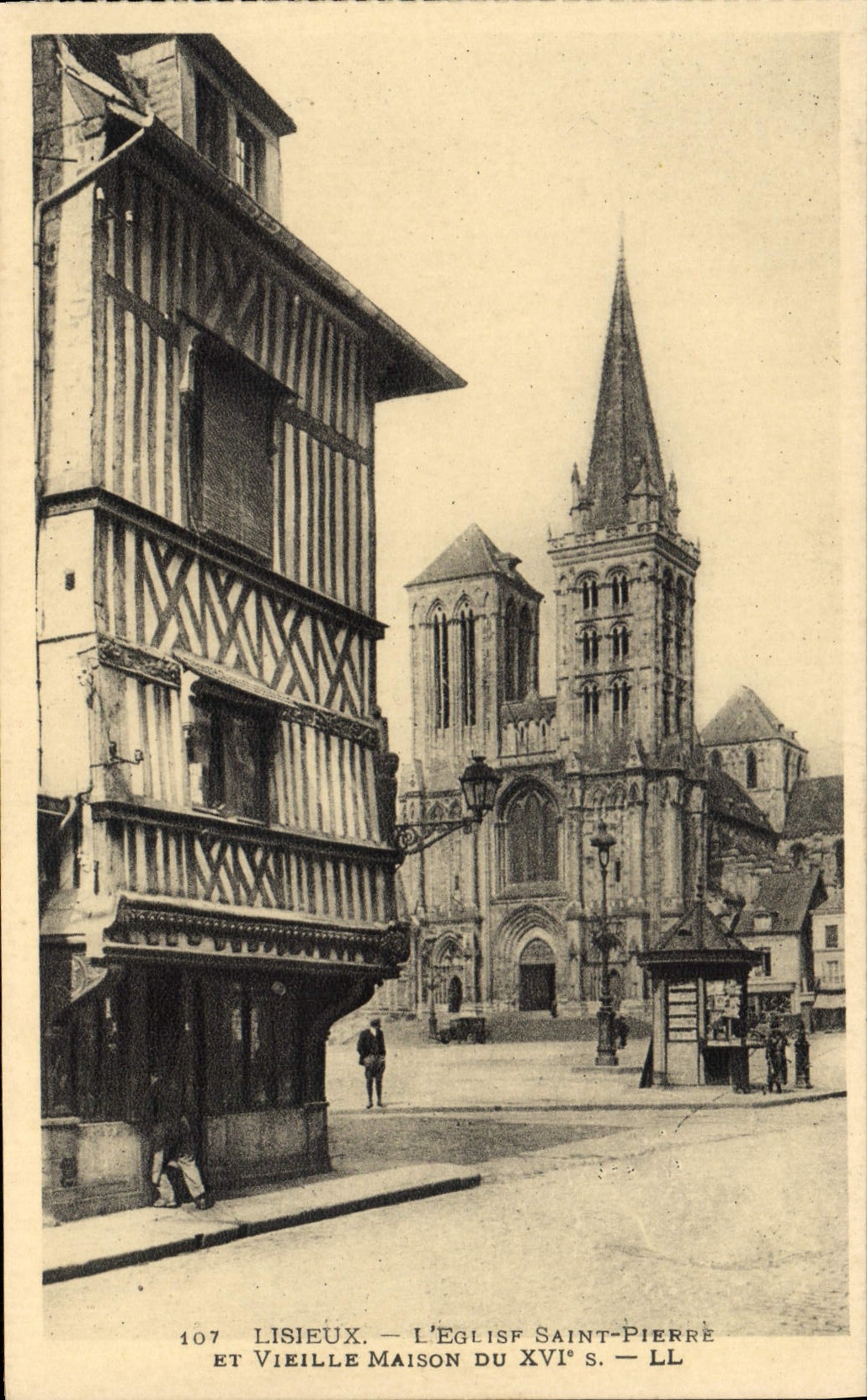 CPA Lisieux l'eglise saint pierre et vieille maison