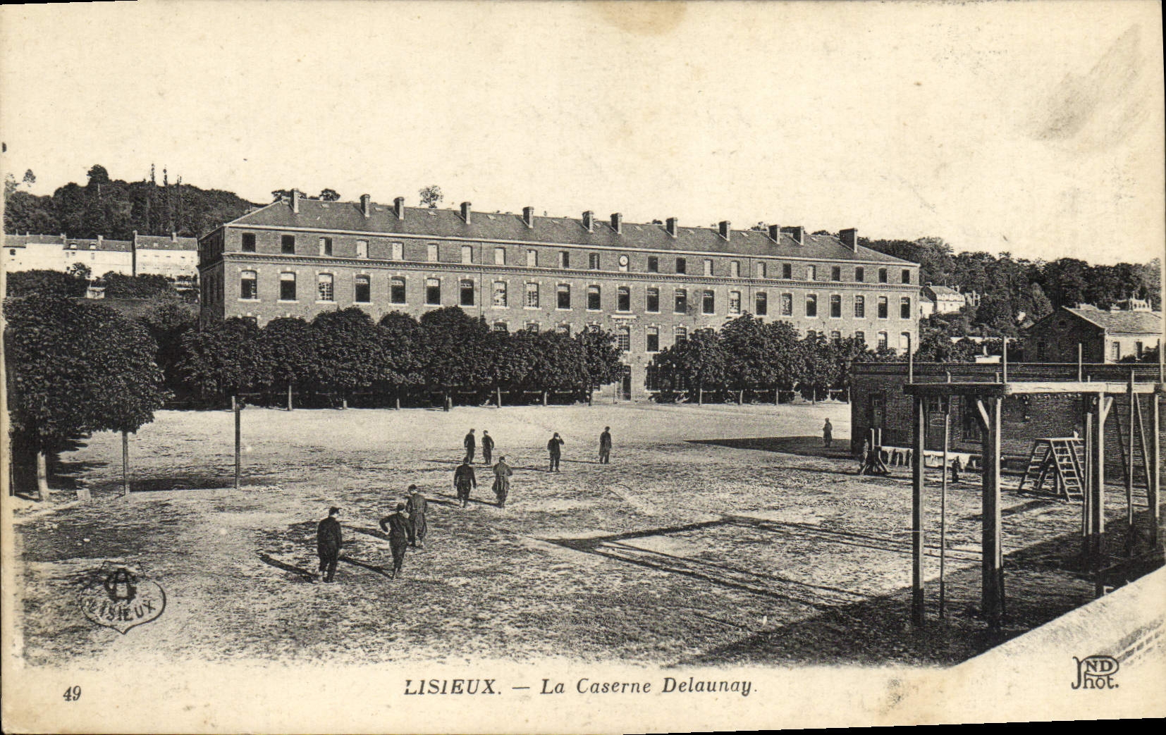 CPA Lisieux La caserne Delaunay Militaria