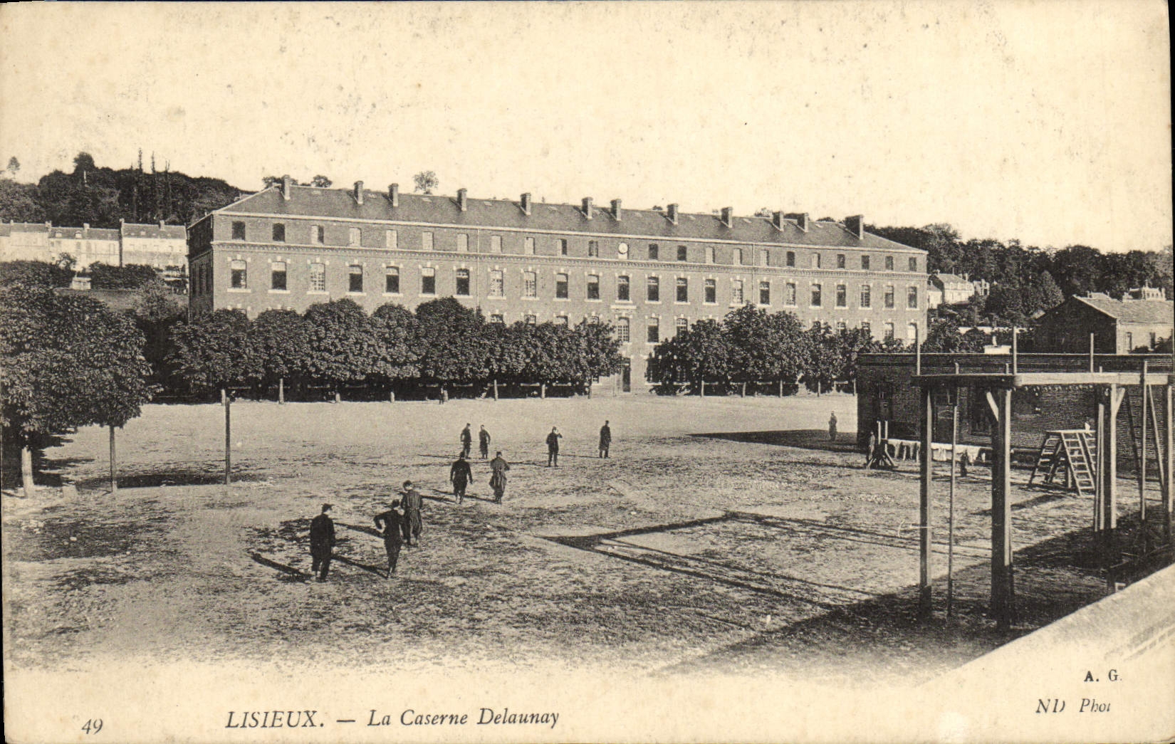 CPA Lisieux La caserne Delaunay Militaria