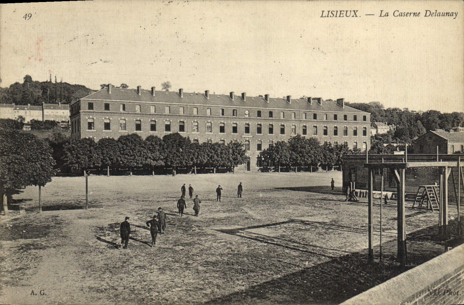 CPA Lisieux La caserne Delaunay Militaria