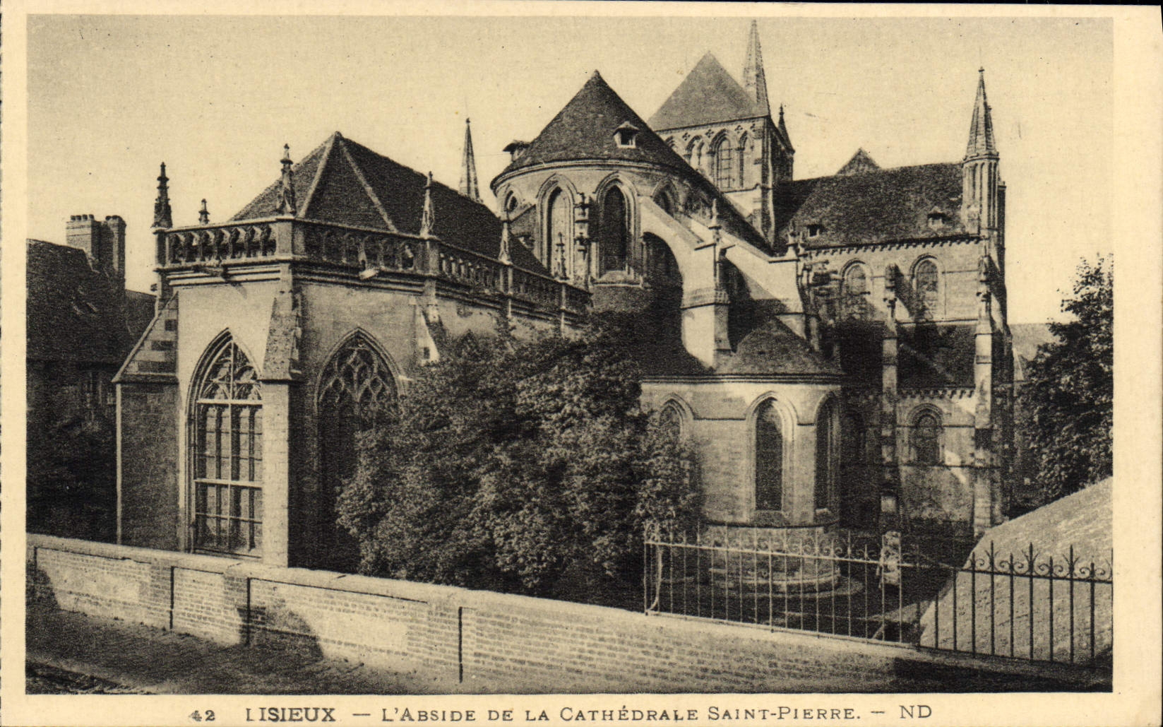 CPA Lisieux L'Abside de la Cathedrale saint pierre