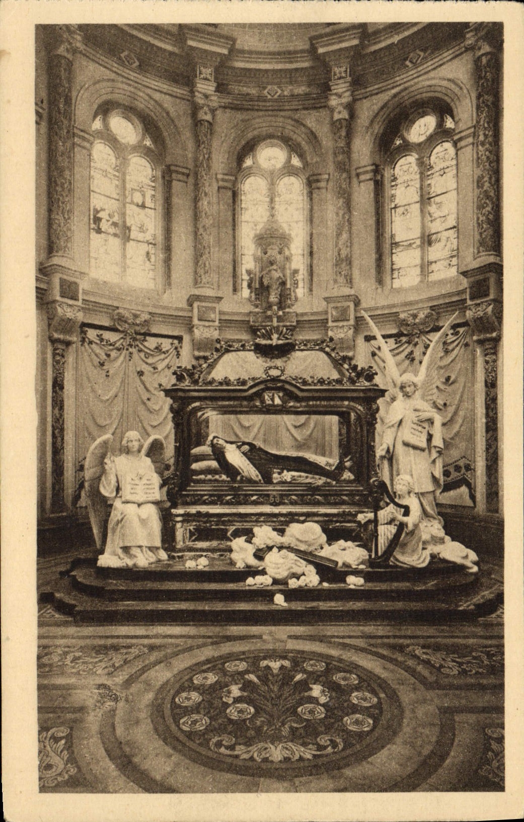 CPA Lisieux Chapelle et chasse de la bienheureuse Therese de l'enfant Jesus