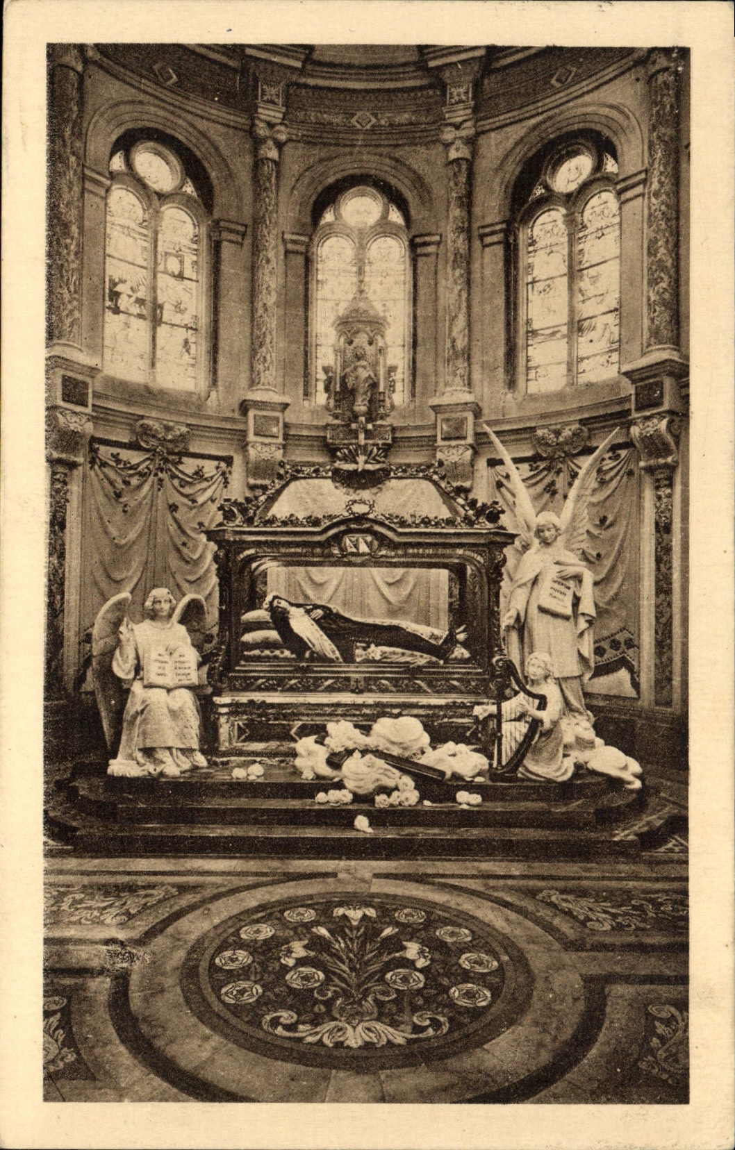 CPA Lisieux Chapelle et chasse de la bienheureuse Therese de l'enfant Jesus
