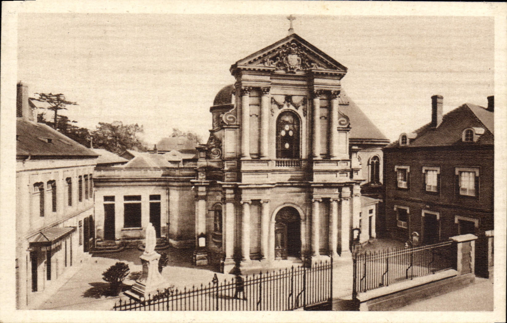 CPA Lisieux Chapelle des Carmelites La facade