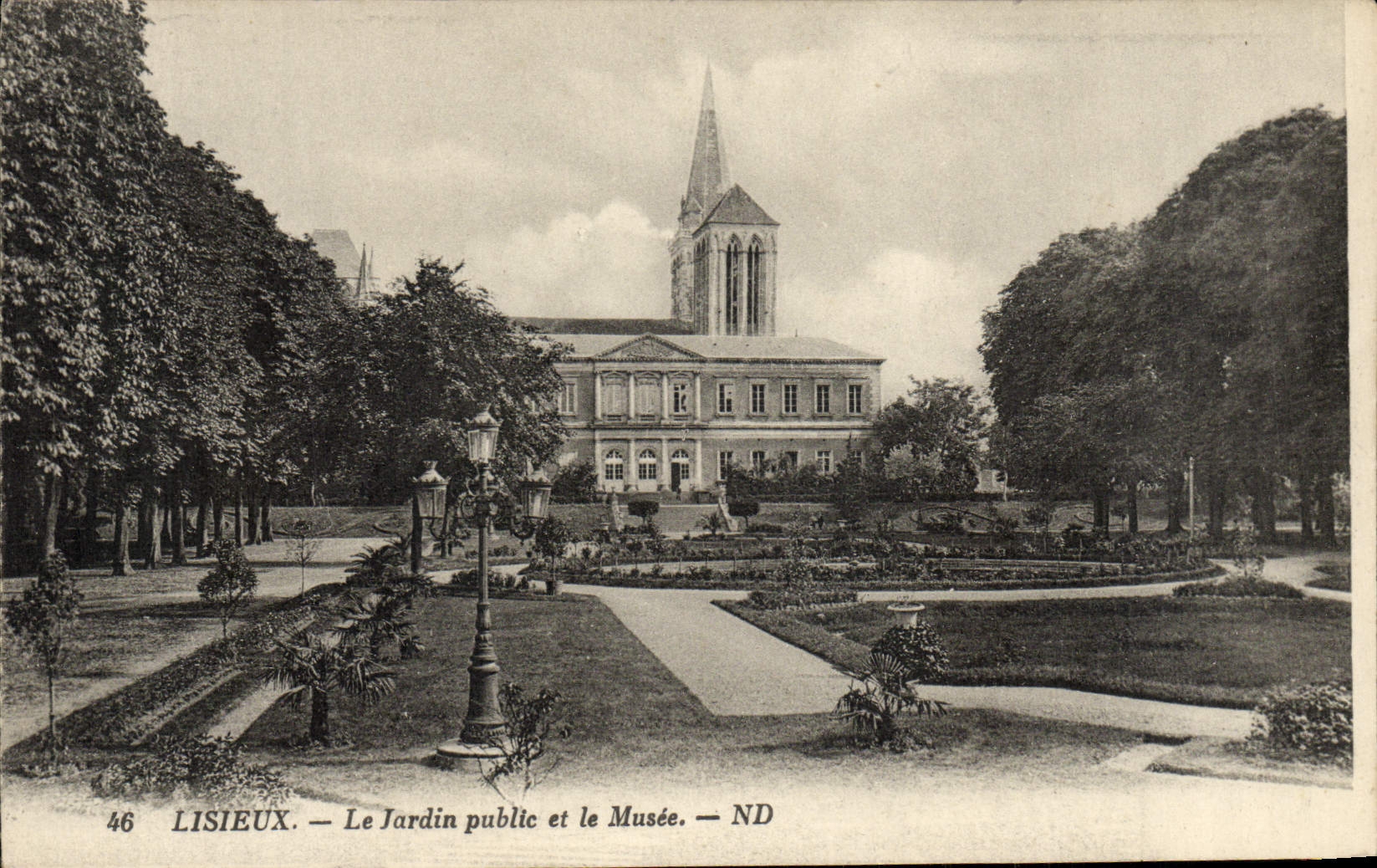 CPA Lisieux Le jardin public et le musee