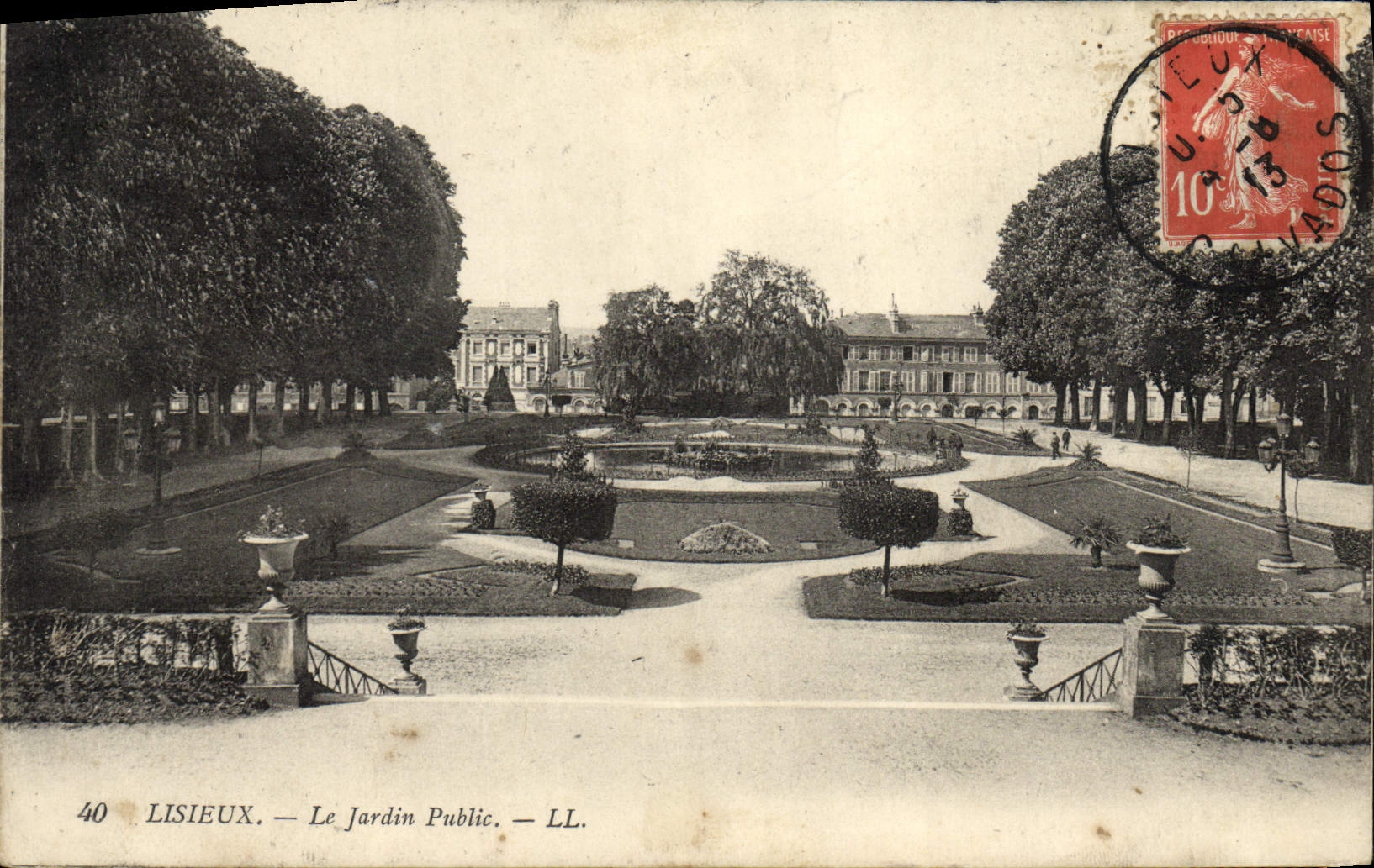 CPA Lisieux Le jardin public