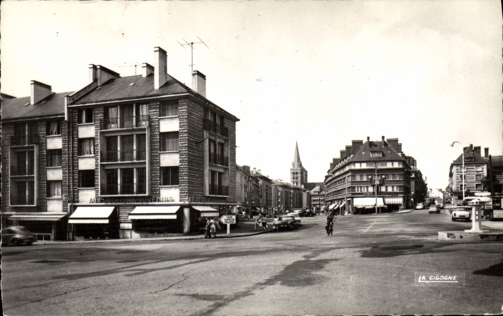 CPM Lisieux La carrefour de la basilique et place victor hugo