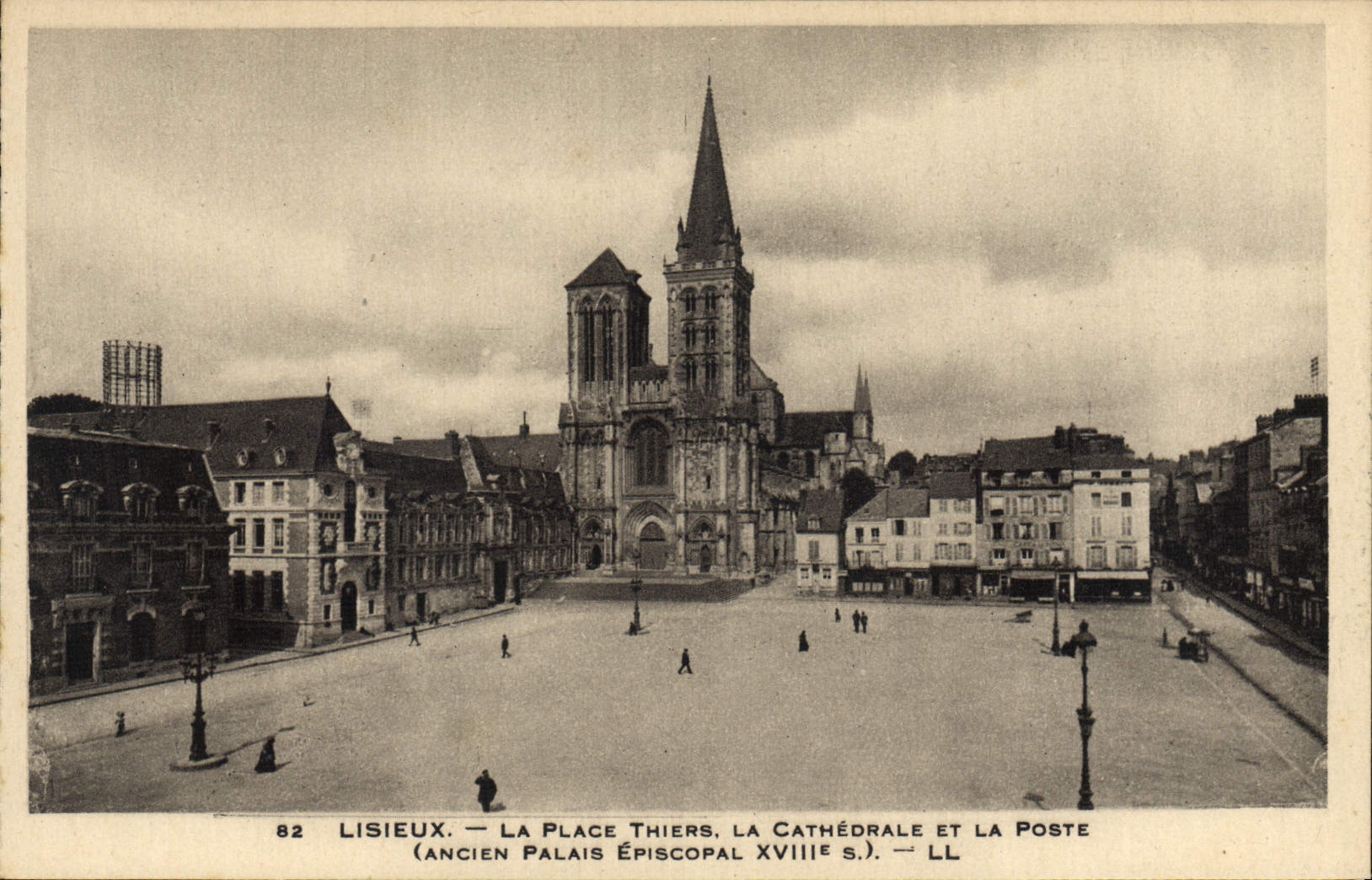 CPA Lisieux La Place thiers la cathedrale et la poste Ancien palais episcopal
