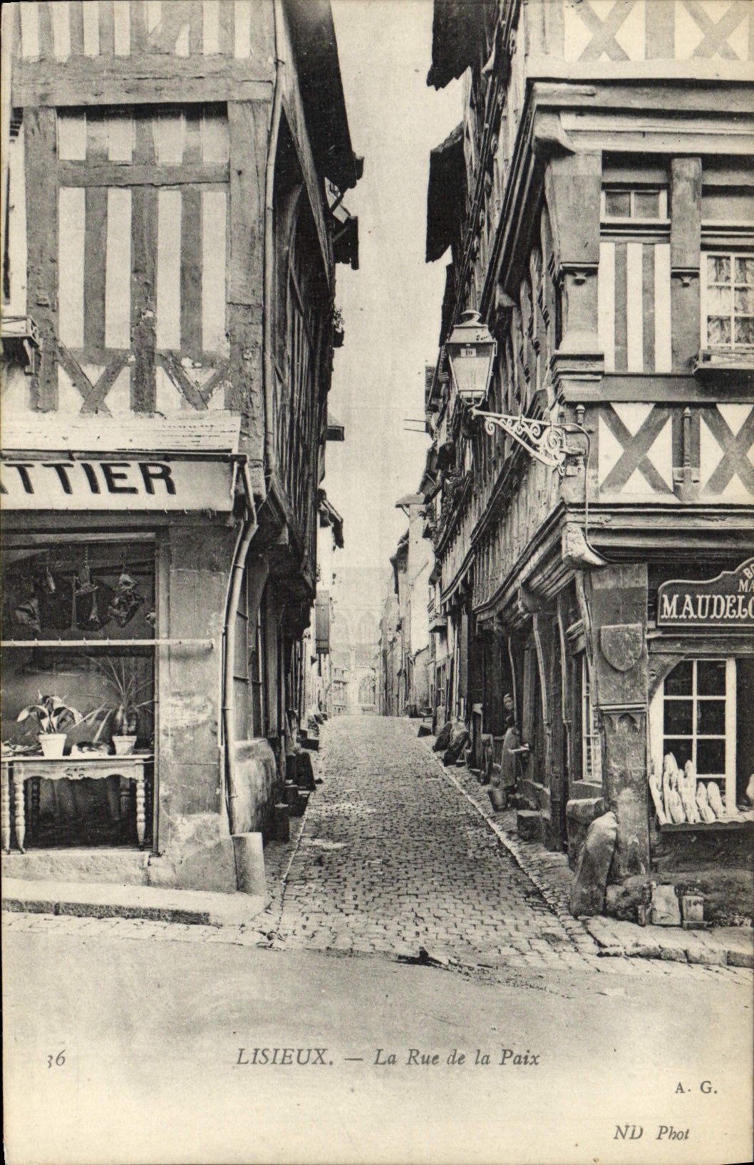 CPA Lisieux la rue de la paix