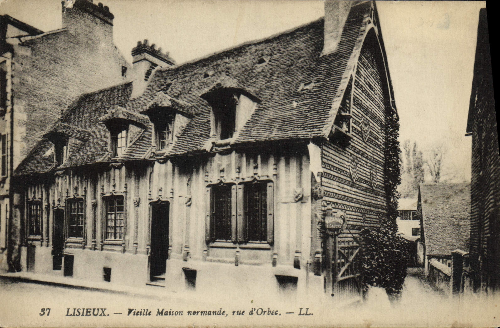 CPA Lisieux Vieille maison normande rue d'Orbec