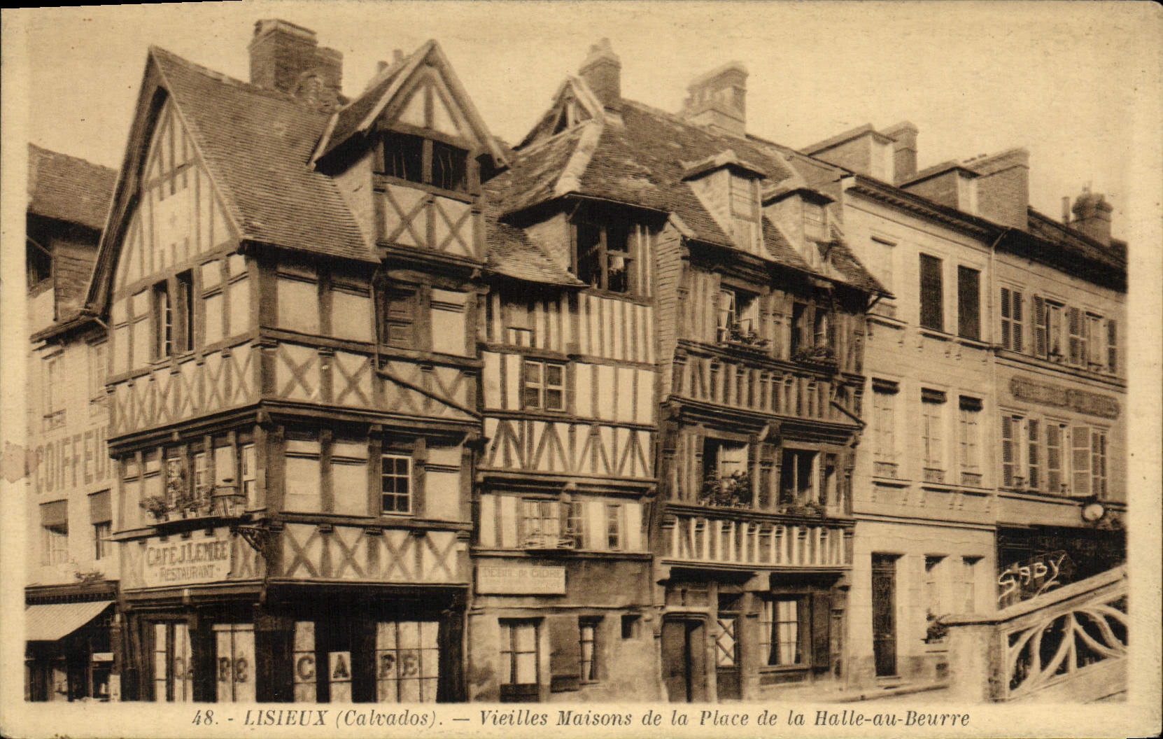 Casas de las mujeres mayores de Lisieux de la POSTAL de la VENDIMIA del lugar del mercado a la mantequilla
