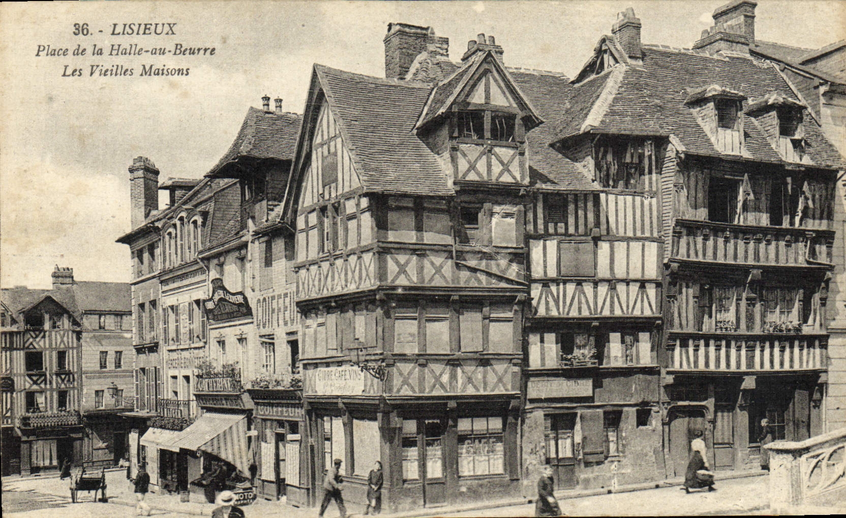CPA Lisieux Place de la halle au beurre les vieilles maisons
