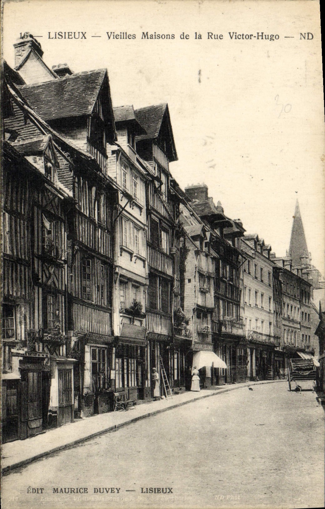 CPA Lisieux vieilles maisons place victor hugo