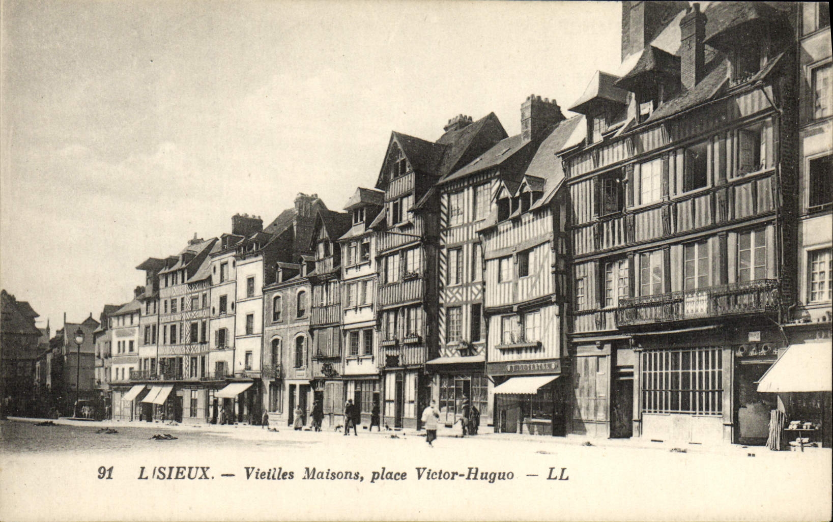 CPA Lisieux Maisons place victor hugo
