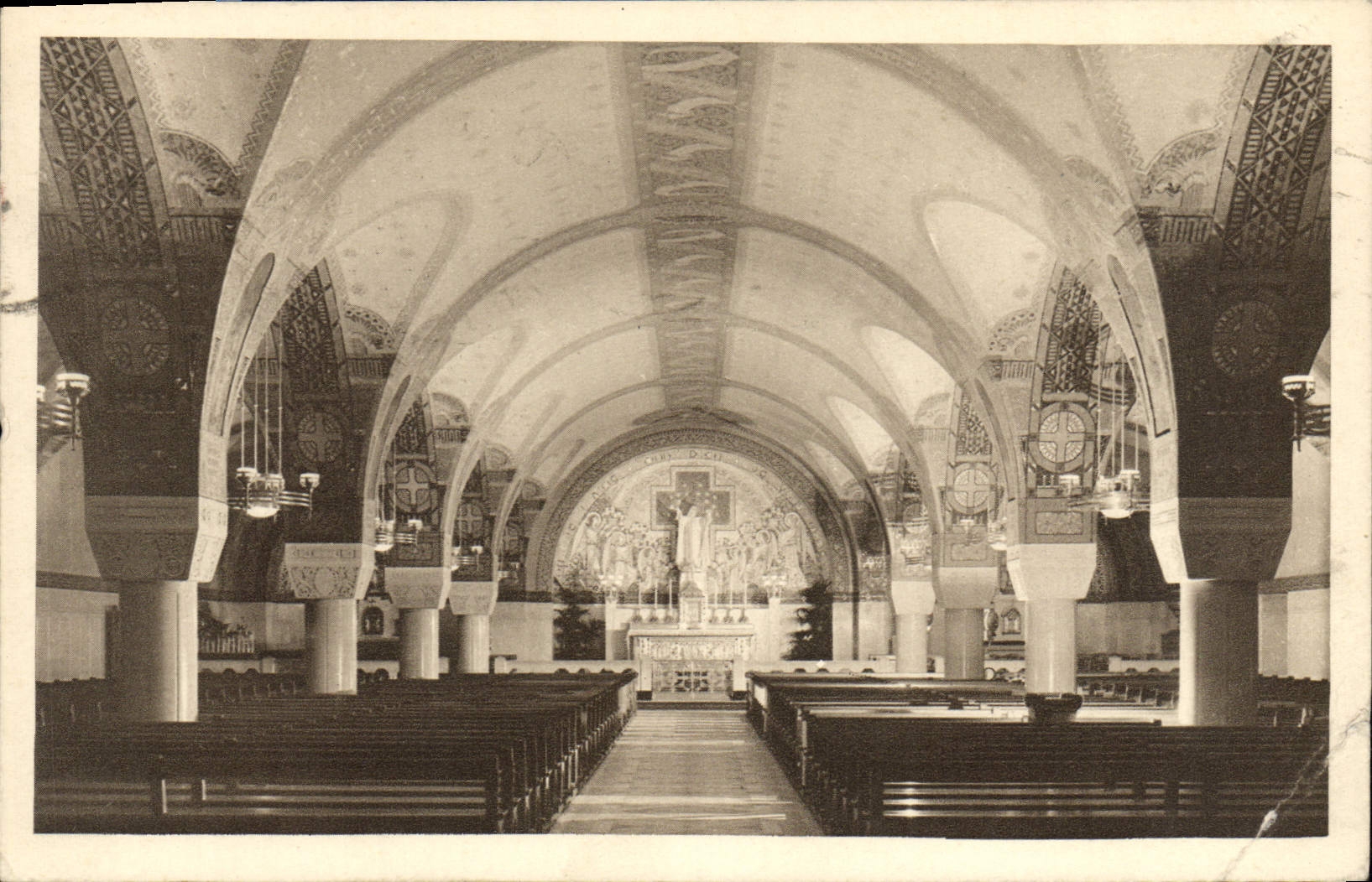 CPA La Basilique de Lisieux La crypte Vue generale