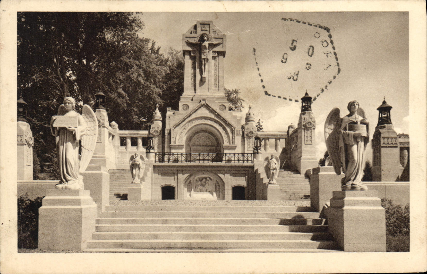 CPA La Basilique de Lisieux Le chemin de croix exterieur Le calvaire Vue d'ensemble