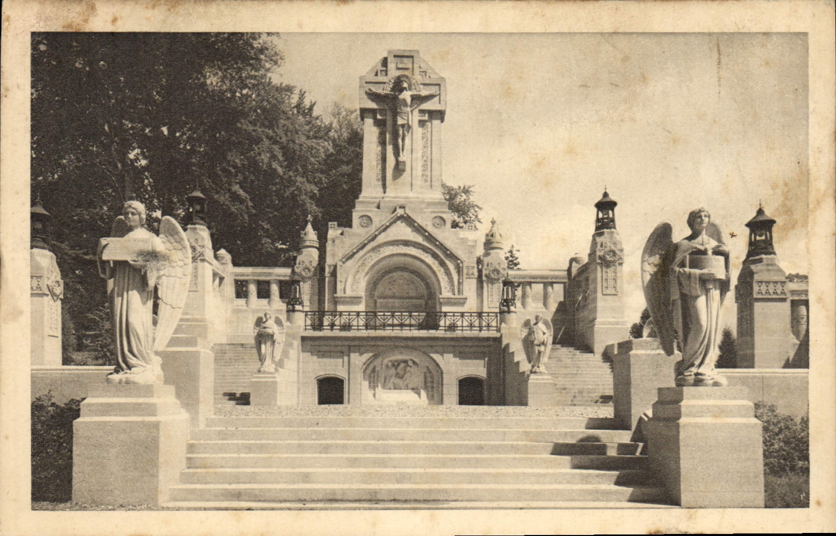CPA La Basilique de Lisieux Le chemin de croix exterieur Le calvaire Vue d'ensemble
