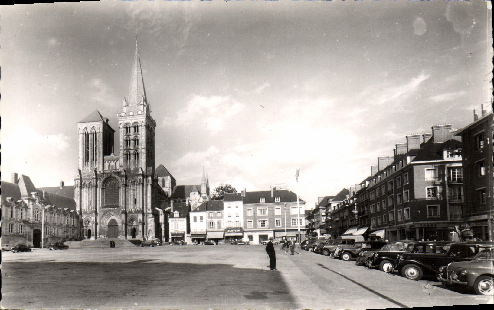 CPA Lisieux cathedrale et rue henry cheron