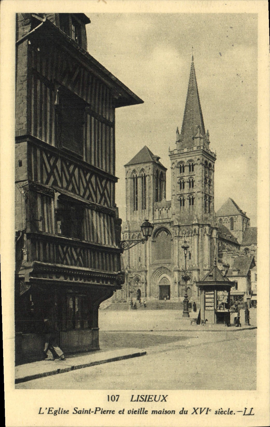 CPA Lisieux L'Eglise saint pierre et vieille maison